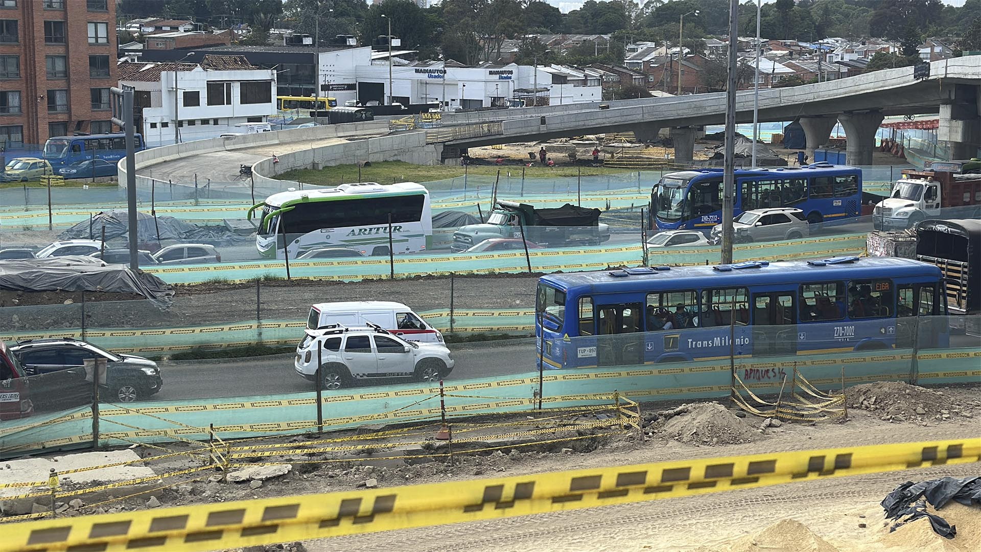 La Contraloría de Bogotá, a través de su Dirección de Movilidad, realizó un recorrido por las obras de los puentes de la Avenida Rincón con Boyacá, cuyo plazo de entrega estaba programado para finales de enero de 2025, según el cronograma del IDU.