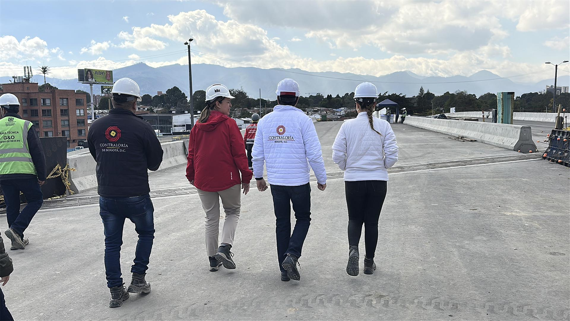 La Contraloría de Bogotá, a través de su Dirección de Movilidad, realizó un recorrido por las obras de los puentes de la Avenida Rincón con Boyacá, cuyo plazo de entrega estaba programado para finales de enero de 2025, según el cronograma del IDU.