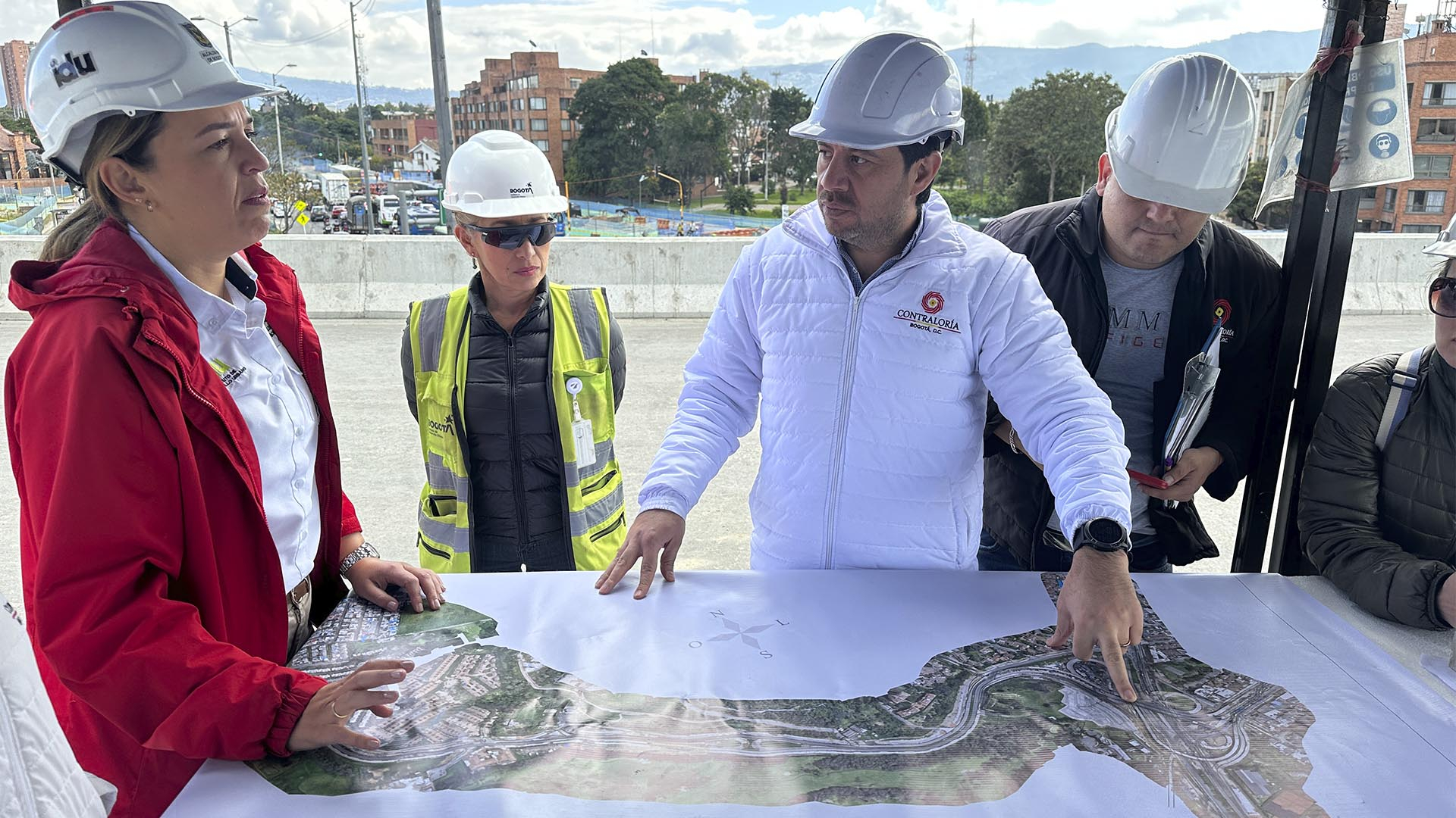 La Contraloría de Bogotá, a través de su Dirección de Movilidad, realizó un recorrido por las obras de los puentes de la Avenida Rincón con Boyacá, cuyo plazo de entrega estaba programado para finales de enero de 2025, según el cronograma del IDU.