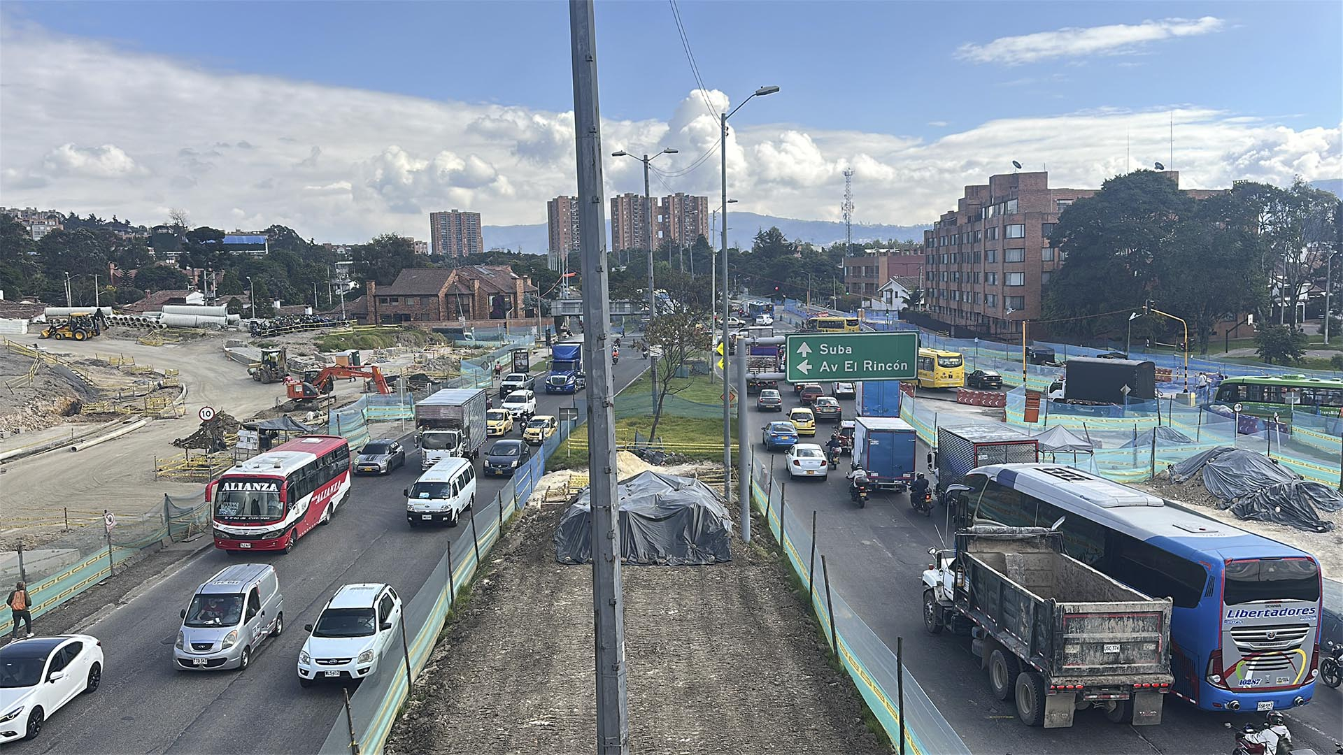 La Contraloría de Bogotá, a través de su Dirección de Movilidad, realizó un recorrido por las obras de los puentes de la Avenida Rincón con Boyacá, cuyo plazo de entrega estaba programado para finales de enero de 2025, según el cronograma del IDU.