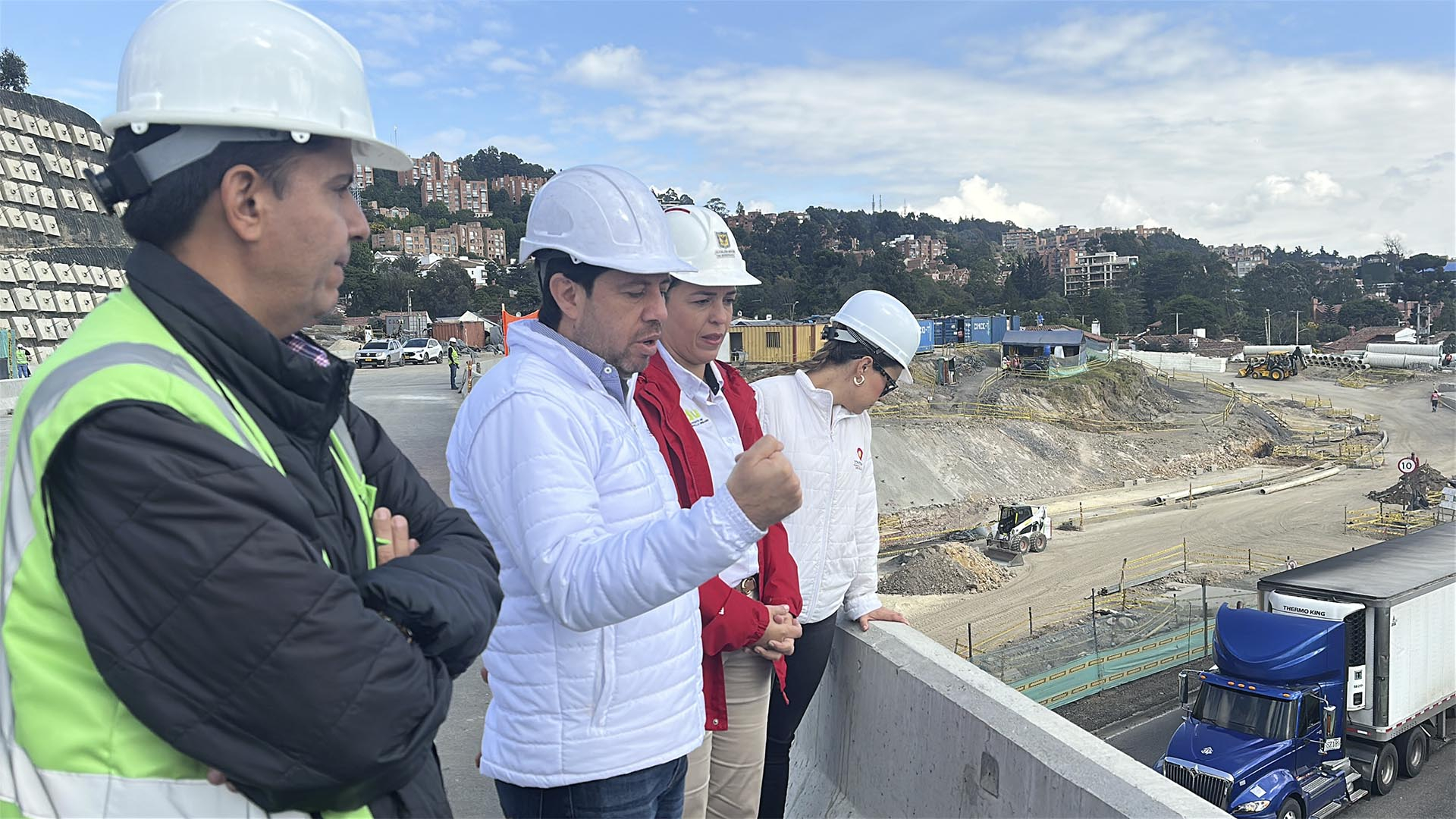 La Contraloría de Bogotá, a través de su Dirección de Movilidad, realizó un recorrido por las obras de los puentes de la Avenida Rincón con Boyacá, cuyo plazo de entrega estaba programado para finales de enero de 2025, según el cronograma del IDU.