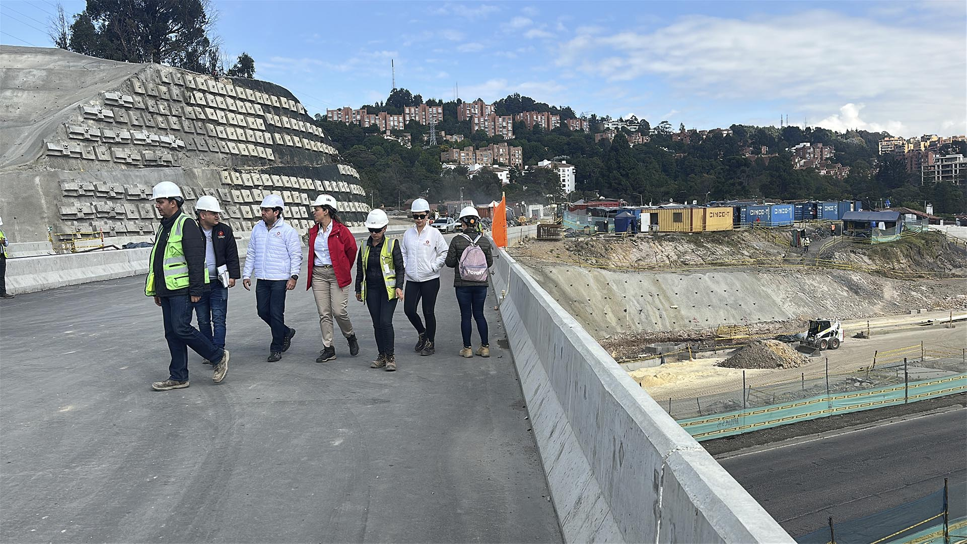 La Contraloría de Bogotá, a través de su Dirección de Movilidad, realizó un recorrido por las obras de los puentes de la Avenida Rincón con Boyacá, cuyo plazo de entrega estaba programado para finales de enero de 2025, según el cronograma del IDU.