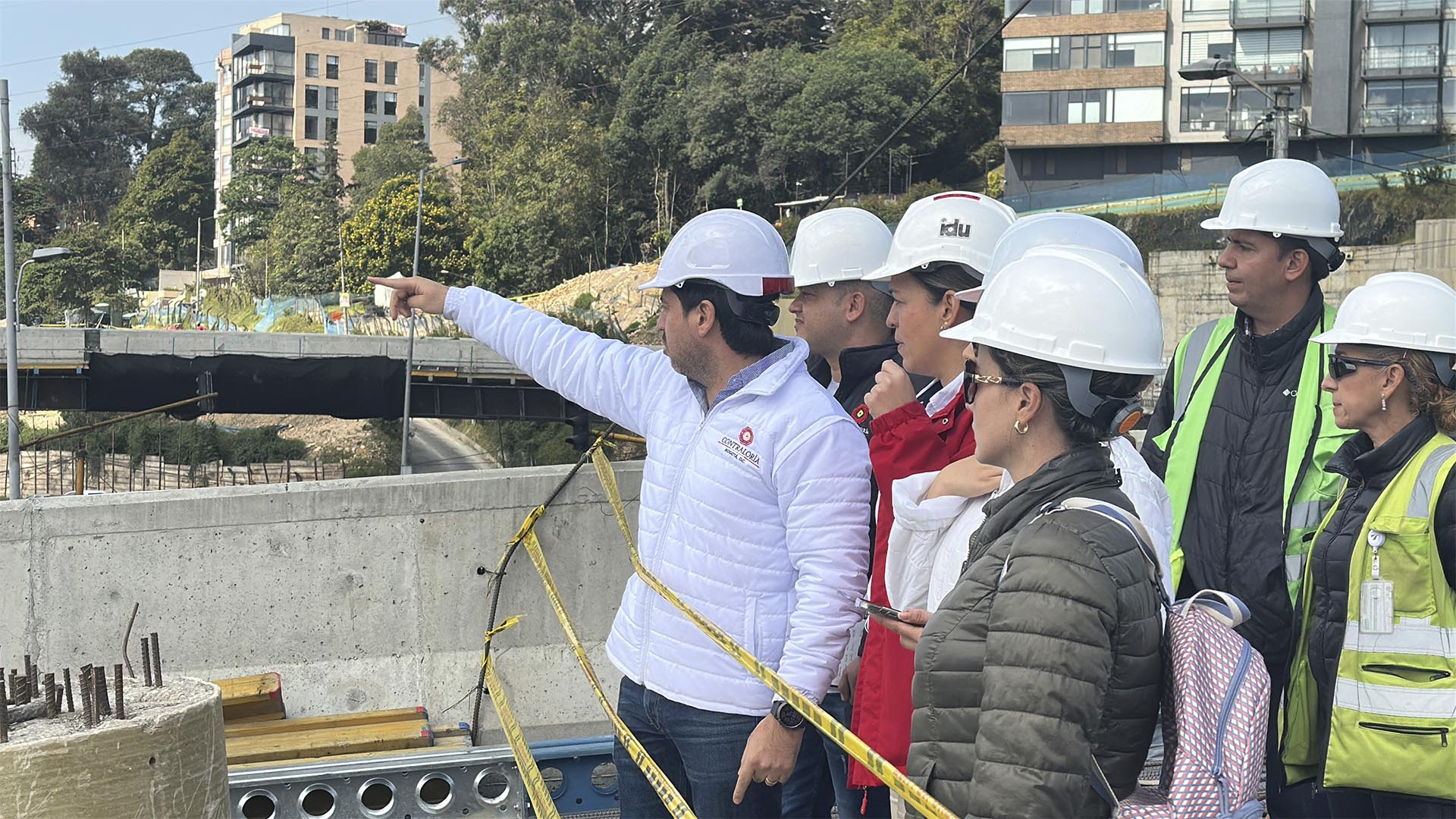 La Contraloría de Bogotá, a través de su Dirección de Movilidad, realizó un recorrido por las obras de los puentes de la Avenida Rincón con Boyacá, cuyo plazo de entrega estaba programado para finales de enero de 2025, según el cronograma del IDU.