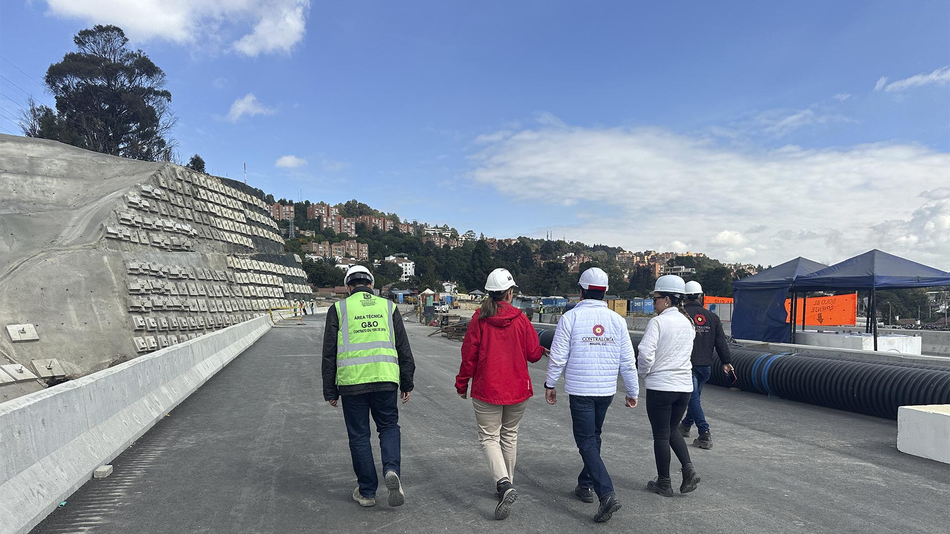 La Contraloría de Bogotá, a través de su Dirección de Movilidad, realizó un recorrido por las obras de los puentes de la Avenida Rincón con Boyacá, cuyo plazo de entrega estaba programado para finales de enero de 2025, según el cronograma del IDU.