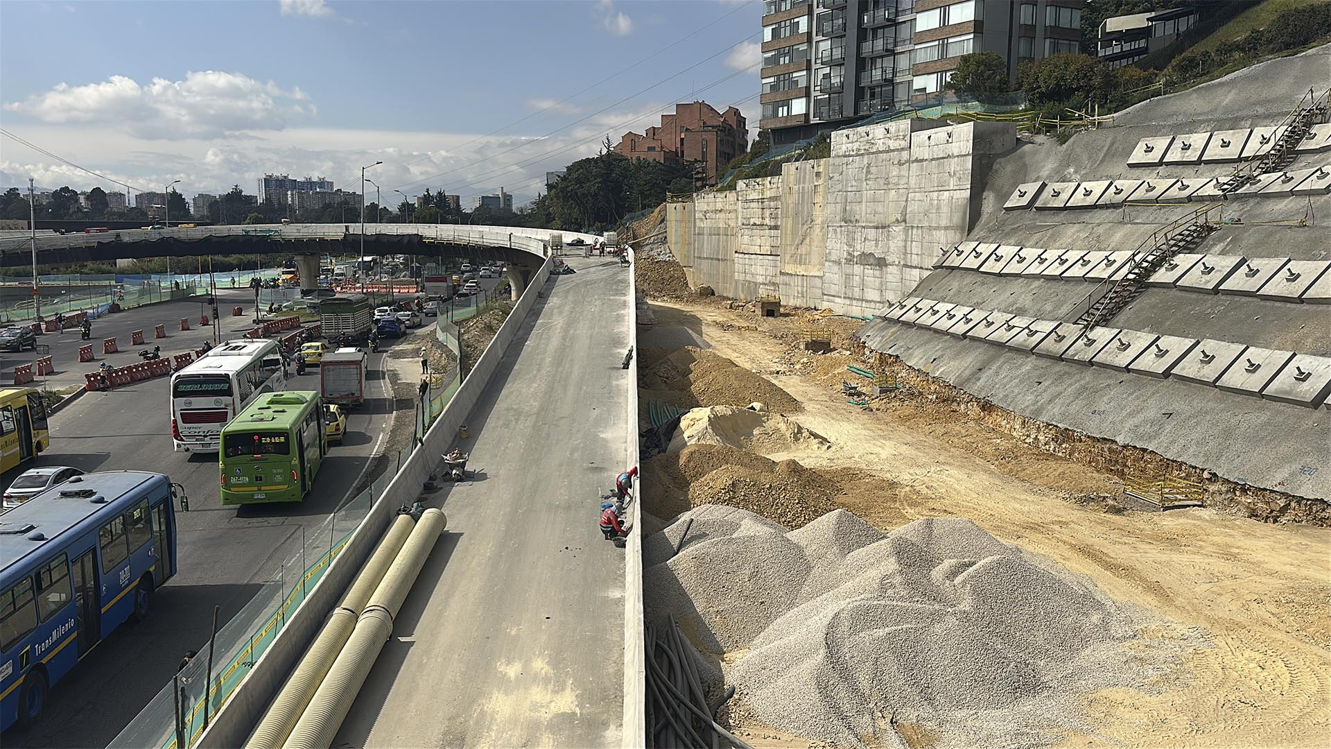 La Contraloría de Bogotá, a través de su Dirección de Movilidad, realizó un recorrido por las obras de los puentes de la Avenida Rincón con Boyacá, cuyo plazo de entrega estaba programado para finales de enero de 2025, según el cronograma del IDU.