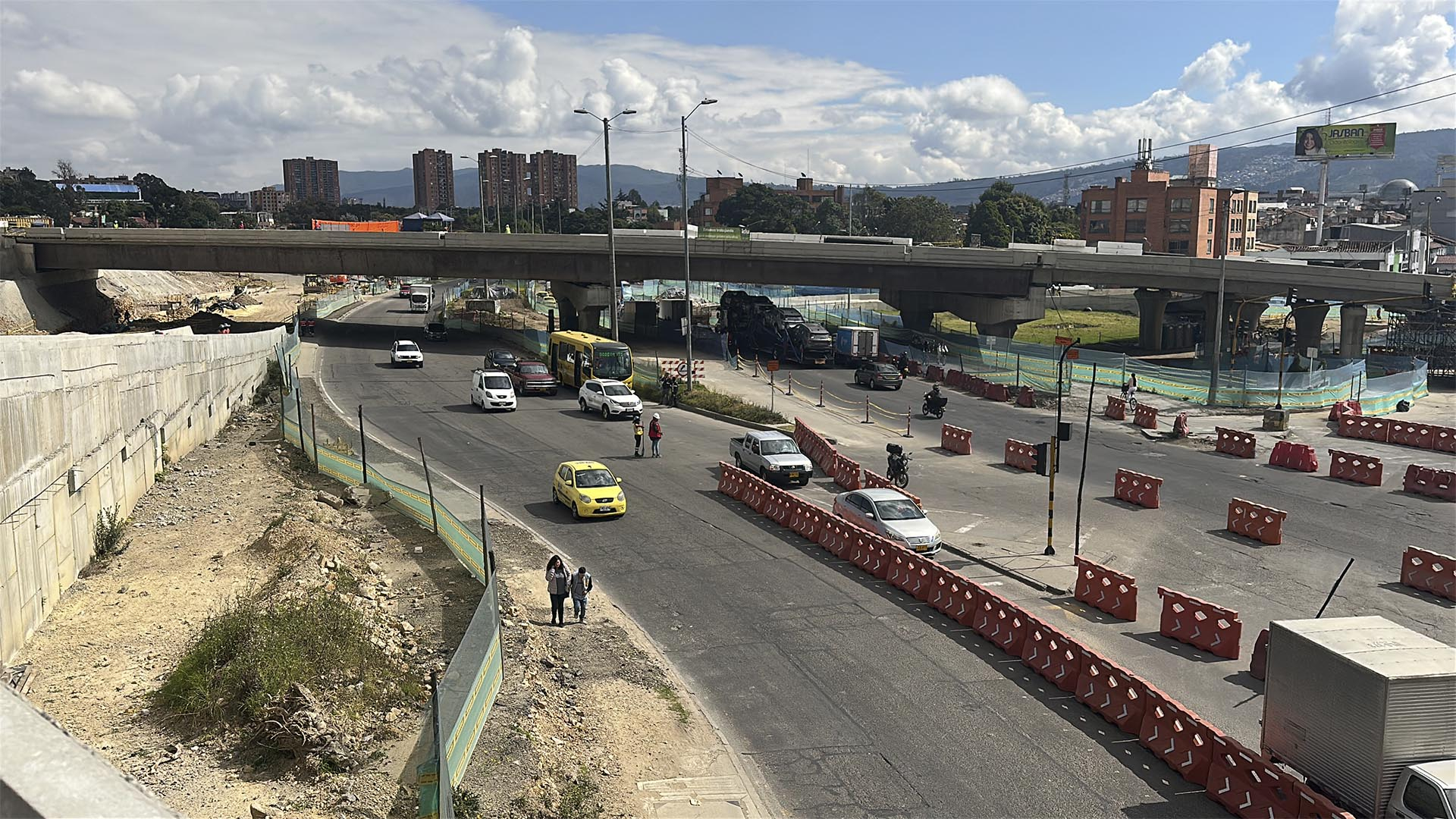 La Contraloría de Bogotá, a través de su Dirección de Movilidad, realizó un recorrido por las obras de los puentes de la Avenida Rincón con Boyacá, cuyo plazo de entrega estaba programado para finales de enero de 2025, según el cronograma del IDU.