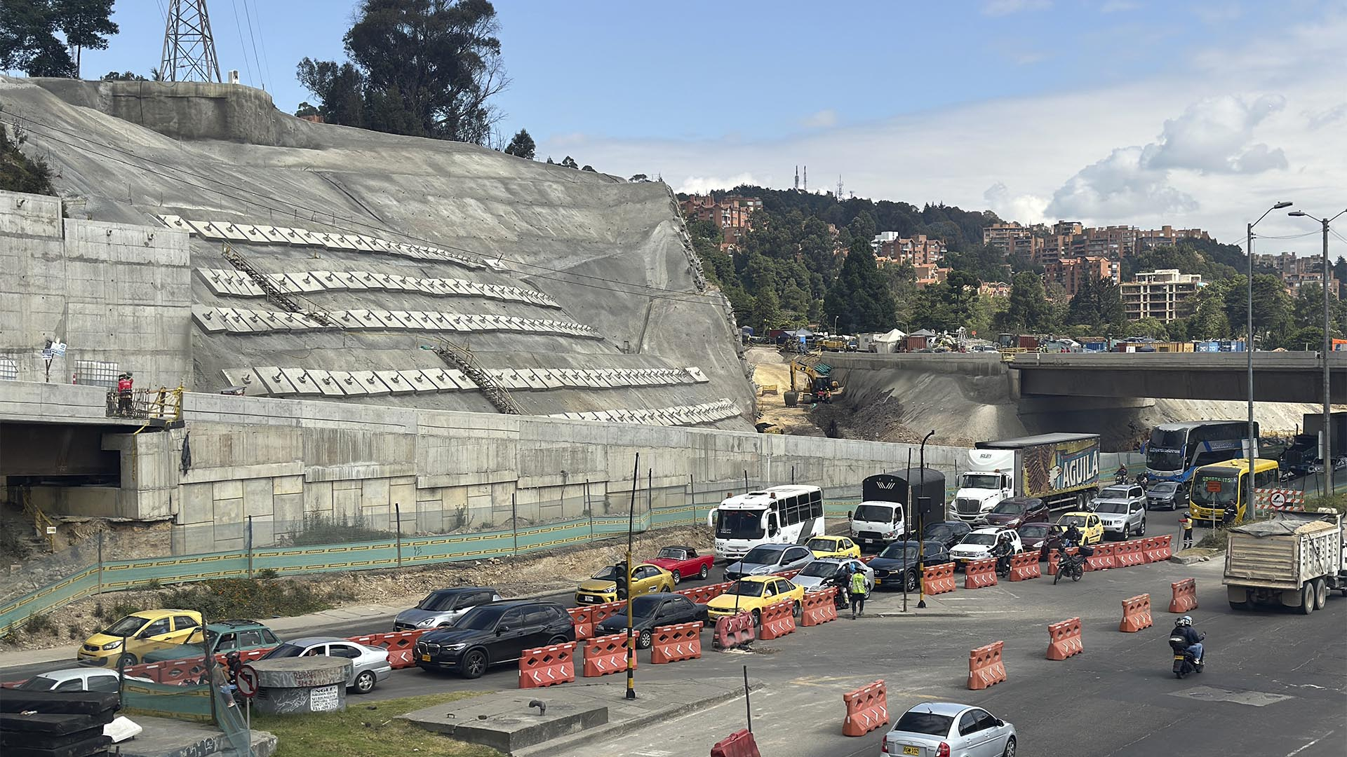 La Contraloría de Bogotá, a través de su Dirección de Movilidad, realizó un recorrido por las obras de los puentes de la Avenida Rincón con Boyacá, cuyo plazo de entrega estaba programado para finales de enero de 2025, según el cronograma del IDU.