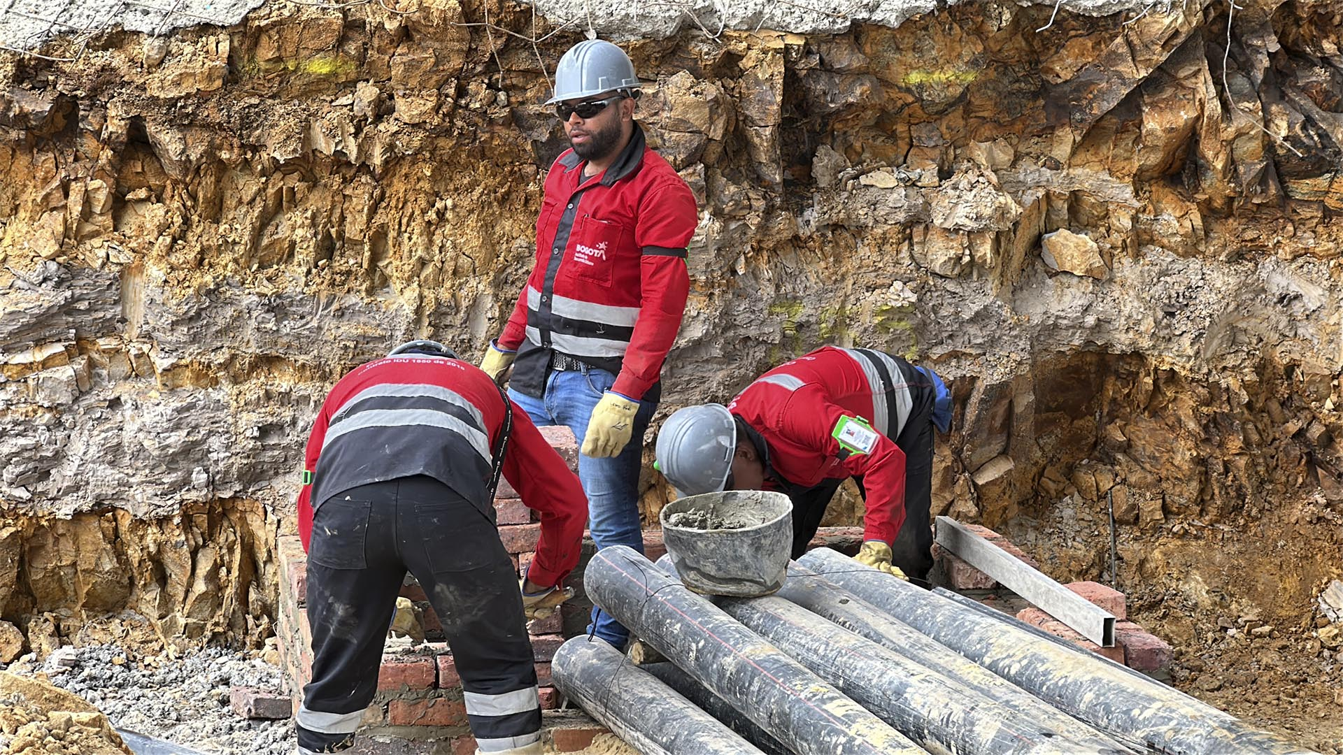 La Contraloría de Bogotá, a través de su Dirección de Movilidad, realizó un recorrido por las obras de los puentes de la Avenida Rincón con Boyacá, cuyo plazo de entrega estaba programado para finales de enero de 2025, según el cronograma del IDU.