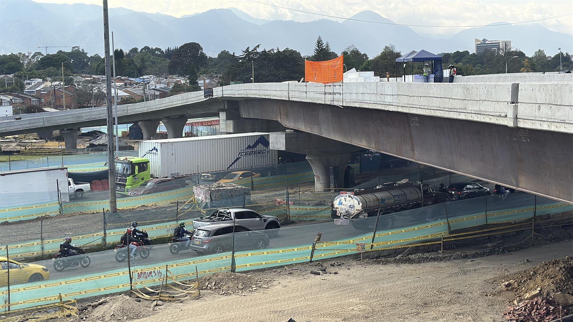 La Contraloría de Bogotá, a través de su Dirección de Movilidad, realizó un recorrido por las obras de los puentes de la Avenida Rincón con Boyacá, cuyo plazo de entrega estaba programado para finales de enero de 2025, según el cronograma del IDU.