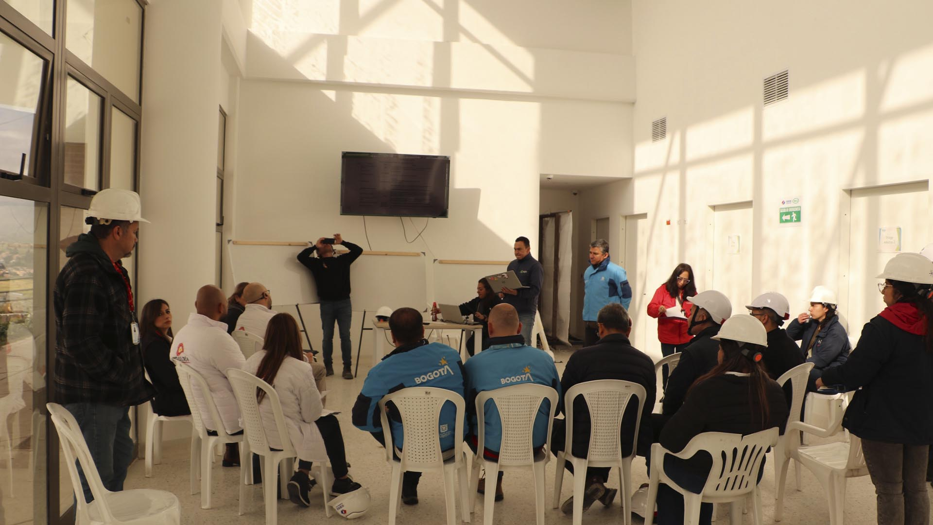 Funcionarios de la Dirección de Salud de la Contraloría de Bogotá realizaron recorrido por las obras del Hospital de Usme, que tienen un 92.84% de avance. El organismo de control viene haciéndole seguimiento permanente al proyecto cuya con cobertura alcanza a unos 500 mil habitantes de Usme, Sumapaz y Ciudad Bolívar, a fin de que sea entregado en el menor tiempo posible.