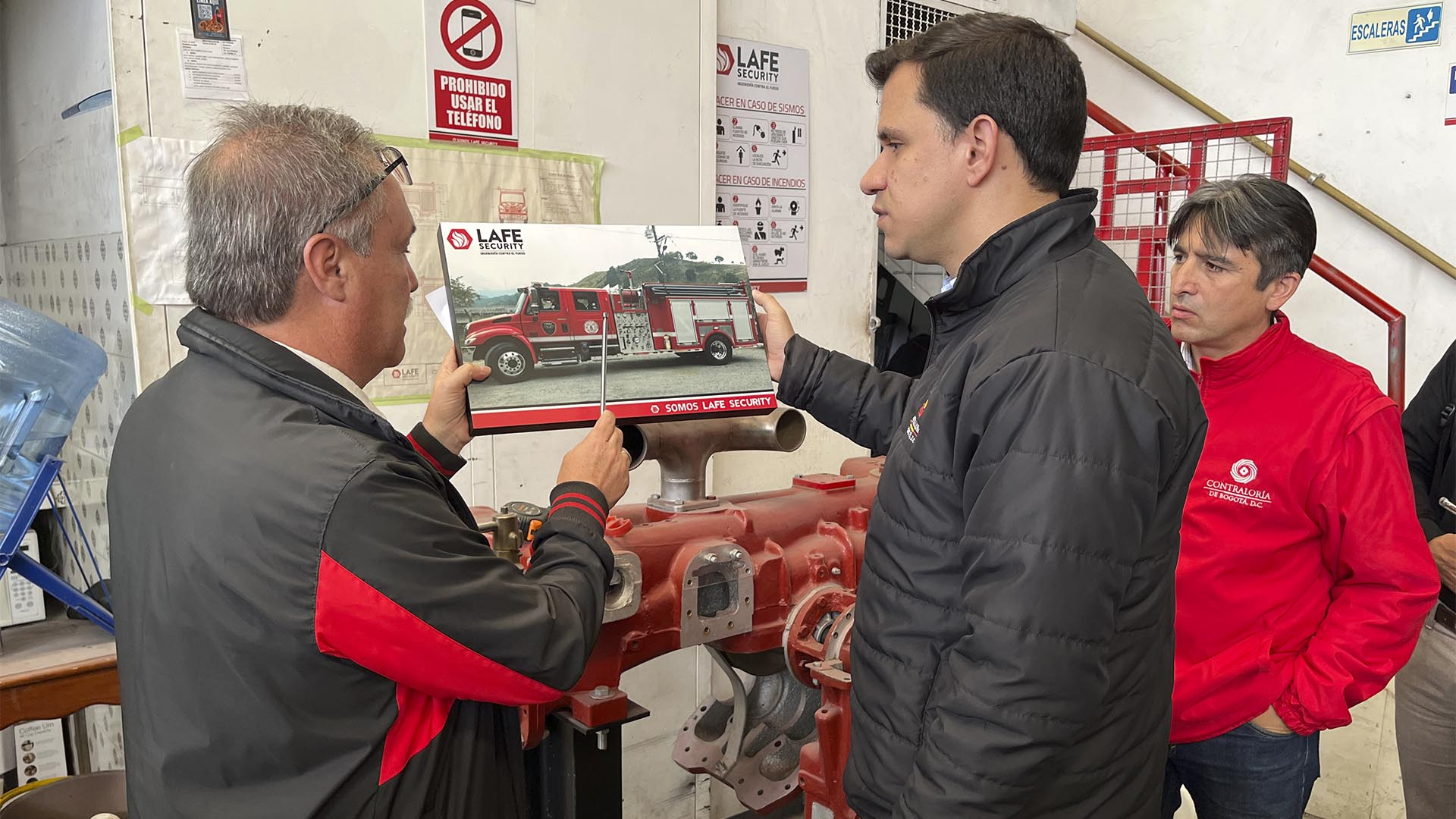 La Dirección de Seguridad Convivencia y Justicia de la Contraloría visitó las bodegas de la firma Lafe Security (encargada del ensamblaje de siete máquinas extintoras de incendios, cuya entrega a la ciudad está prevista para agosto), para revisar en sitio el estado de los componentes de los vehículos adquiridos por la Unidad Administrativa Cuerpo Oficial de Bomberos de Bogotá