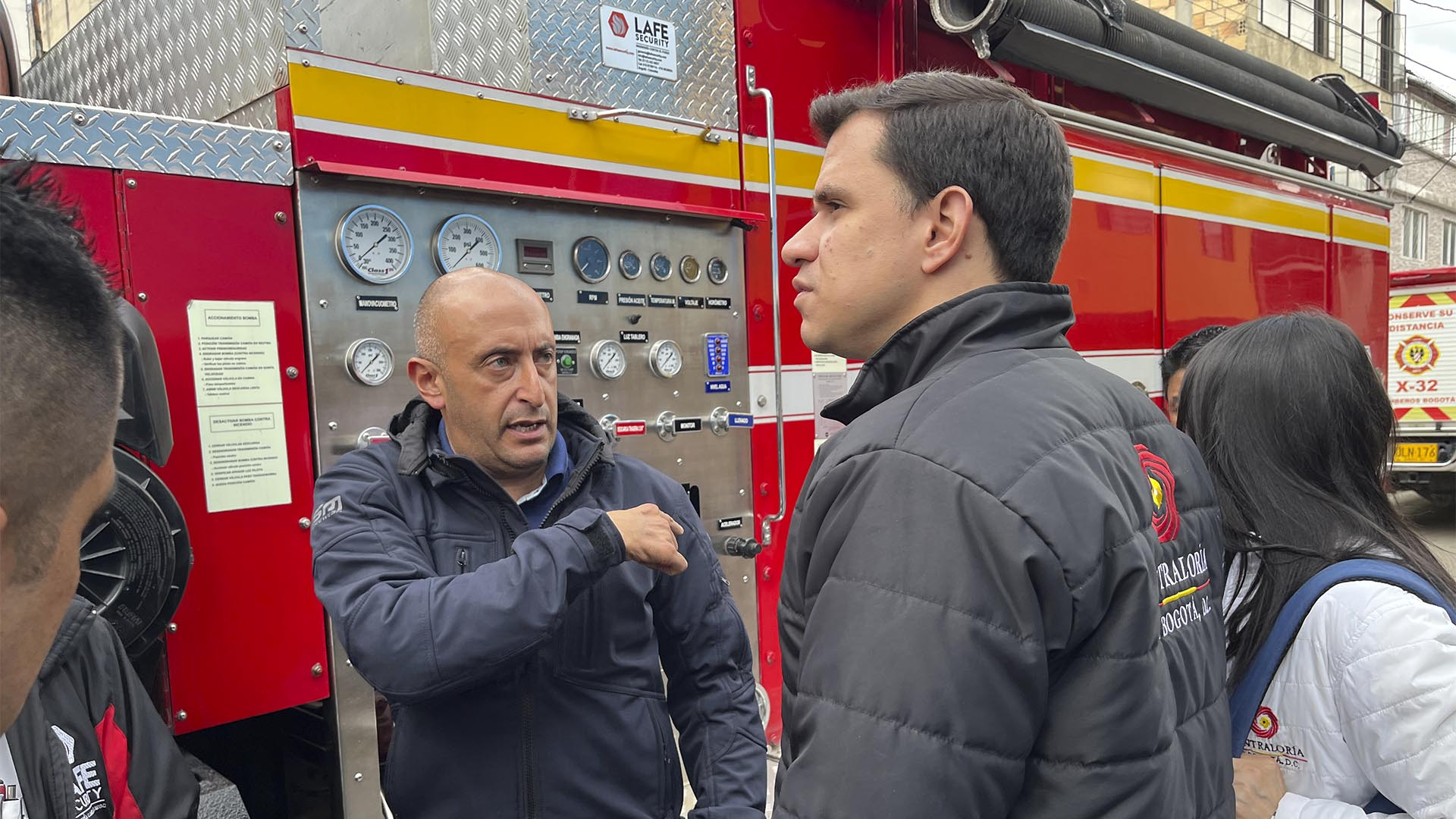 La Dirección de Seguridad Convivencia y Justicia de la Contraloría visitó las bodegas de la firma Lafe Security (encargada del ensamblaje de siete máquinas extintoras de incendios, cuya entrega a la ciudad está prevista para agosto), para revisar en sitio el estado de los componentes de los vehículos adquiridos por la Unidad Administrativa Cuerpo Oficial de Bomberos de Bogotá