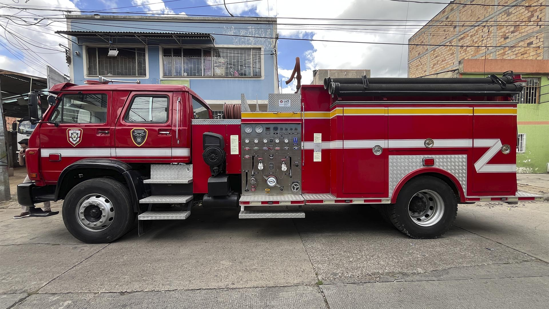 La Dirección de Seguridad Convivencia y Justicia de la Contraloría visitó las bodegas de la firma Lafe Security (encargada del ensamblaje de siete máquinas extintoras de incendios, cuya entrega a la ciudad está prevista para agosto), para revisar en sitio el estado de los componentes de los vehículos adquiridos por la Unidad Administrativa Cuerpo Oficial de Bomberos de Bogotá