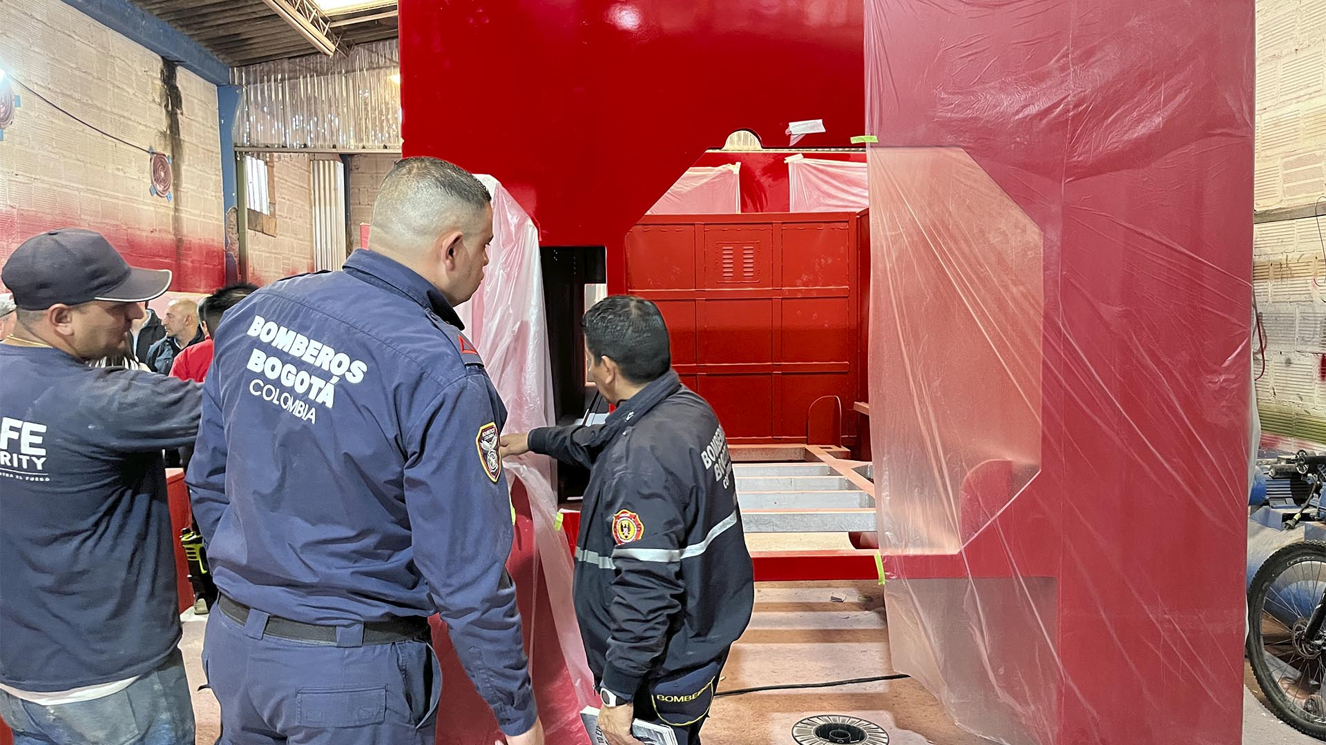 La Dirección de Seguridad Convivencia y Justicia de la Contraloría visitó las bodegas de la firma Lafe Security (encargada del ensamblaje de siete máquinas extintoras de incendios, cuya entrega a la ciudad está prevista para agosto), para revisar en sitio el estado de los componentes de los vehículos adquiridos por la Unidad Administrativa Cuerpo Oficial de Bomberos de Bogotá