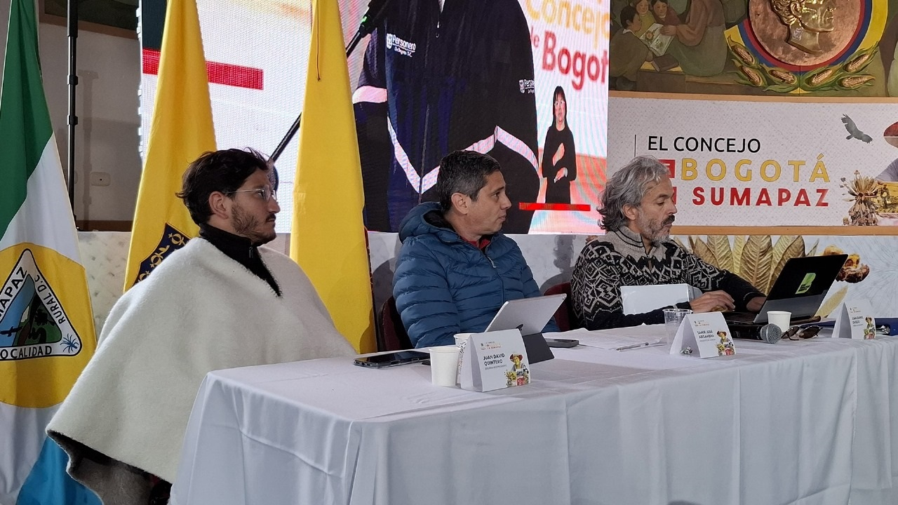 En Sumapaz, el Contralor Julián Ruiz, junto con otros organismos de control y el Alcalde Mayor Carlos Fernando Galán, participó en la Sesión Plenaria Ordinaria que llevó a cabo el Concejo de Bogotá en esta Localidad.