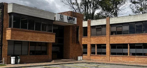 Imagen de la sede de la Unidad Administrativa Especial de Rehabilitación y Mantenimiento Vial (UARMV) ubicada en la Localidad de Fontibón